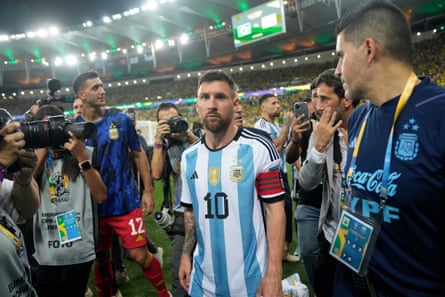Lionel Messi leaves the field before play starts at the Maracanã.