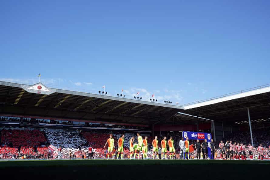 Sheffield United and Nottingham Forest players line up ahead of kick-off.