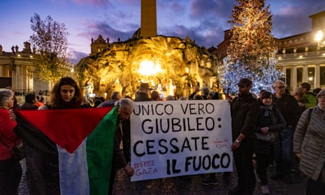 Pro-palästinensische Demonstranten halten schweigend ein Transparent mit der Aufschrift „Das einzig wahre Jubiläum ist der Waffenstillstand“ vor der Weihnachtskrippe, um auf dem Petersplatz im Vatikan ein Ende der Belagerung von Gaza zu fordern.