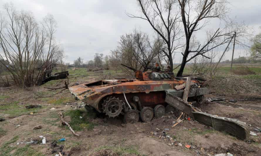 Russia-Ukraine war: Moscow attacks UK’s ‘anti-Russian hysteria’; Zelenskiy and Johnson discuss Mariupol situation – live | Russia 4 A destroyed Russian APC lies in a field in Rusaniv, outskirts of Kyiv.