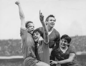 Andy Gray de Everton celebra el gol de apertura con Graeme Sharp, Peter Reid y Paul Bracewell.