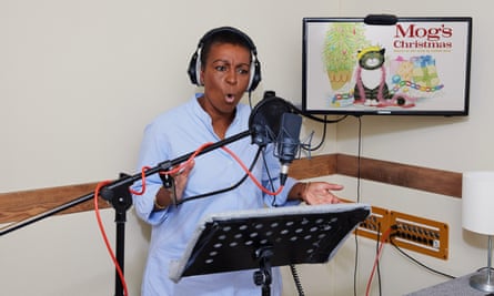 تسجيل Adjoa Andoh لعيد الميلاد Mog.