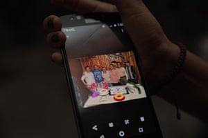 Doris Ortiz Trinidad, Arnulfo’s sister, shows a photo of the family at a reunion last year.