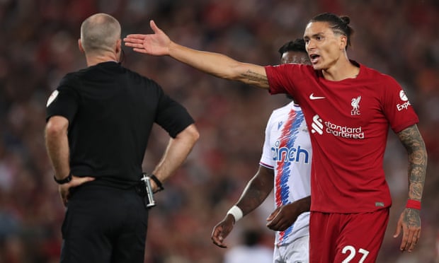 Liverpool’s Darwin Núñez is sent off against Crystal Palace
