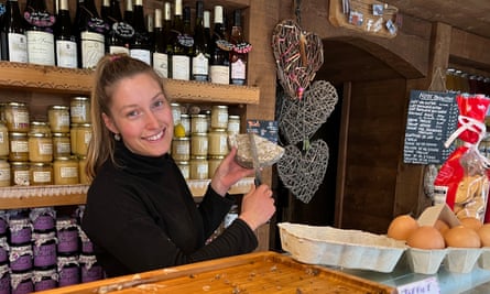 Lucille of Ferme de L’Adroit cuts a sample of tomme cheese