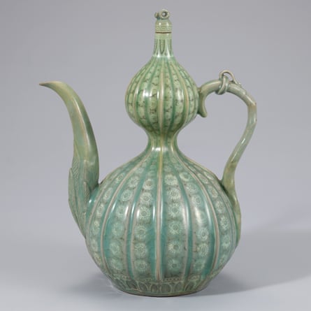 Gourd-shaped ewer with chrysanthemum design, 1200-1300.