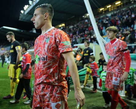 CD Guijuelo players in their second kit, 2016.