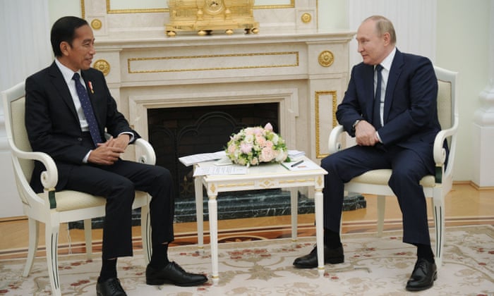 Russian President Vladimir Putin (R) meets with Indonesia’s President Joko Widodo at the Kremlin.