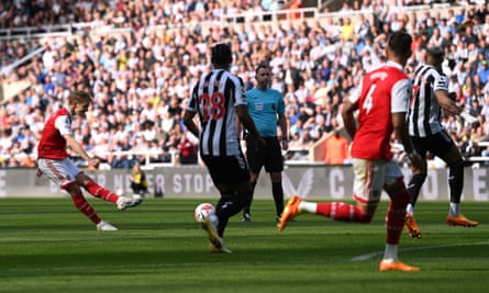 Martin Ødegaard dari Arsenal mencetak gol pertama tim selama pertandingan Liga Premier melawan Newcastle.