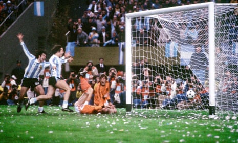 Mario Kempes scores for Argentina against Holland in the 1978 World Cup final.
