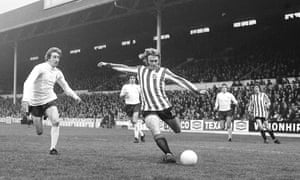 Tony Currie deja atrás a Neil Warnock mientras jugaba para el Sheffield United contra el Tottenham en 1973.