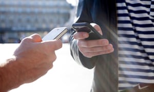 Two people exchanging information via smartphone