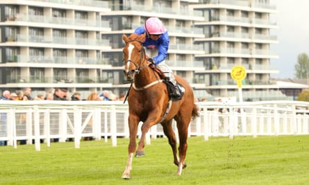 Rassemblez Ye Rosebuds sur le chemin de la victoire dans les Dreweatts Maiden Fillies' Stakes à Newbury.