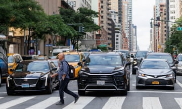 NY Governor Hochul halts congestion pricing<br>epa11392381 Cars and a pedestrian navigates traffic on 2nd Avenue in New York, New York, USA, 05 June 2024. New York Governor Kathy Hochul announced that she is indefinitely pausing New York City's latest congestion pricing plan that was set to begin 30 June, citing economic recovery concerns. EPA/SARAH YENESEL
