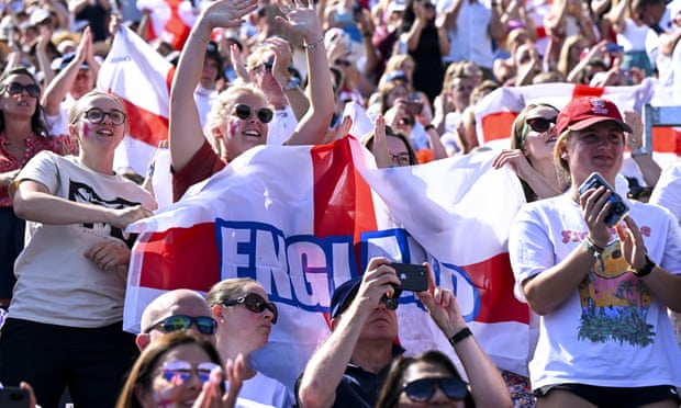 Les fans de l'Angleterre regardent depuis les tribunes.