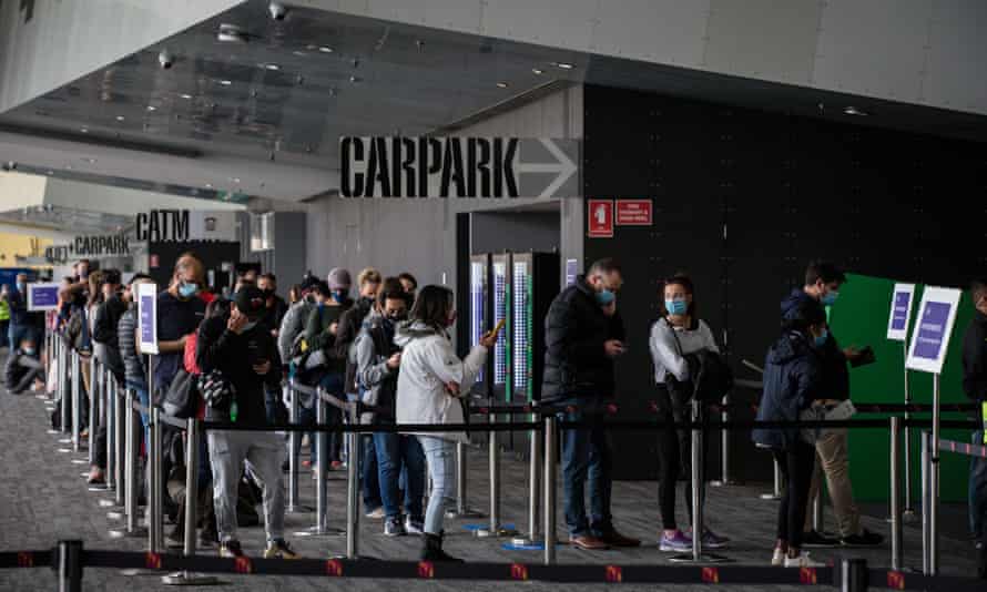 Melburnians line up for a covid-19 vaccine over the weekend.