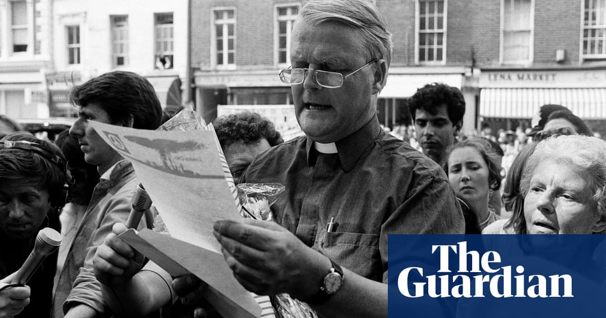 Bruce Kent: tributes paid as peace campaigner dies aged 92