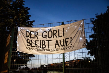 A banner with the inscription “Görli stays open!” hangs in Görlitzer Park.