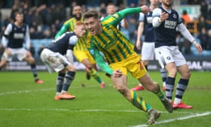 West Brom pasa por Millwall para navegar despejado en la Cumbre del Campeonato | Fútbol americano 2 Dara O’Shea rueda lejos después de terminar la victoria.