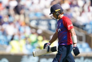 Tom Curran walks off after being dismissed for 9.