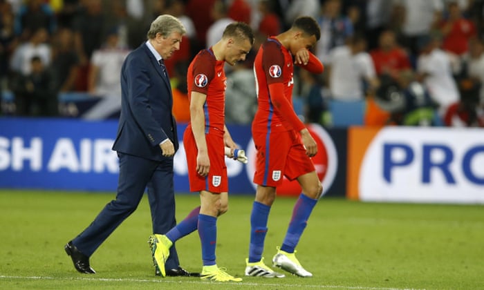 Roy Hodgson leaves the pitch with Jamie Vardy and Dele Alli.
