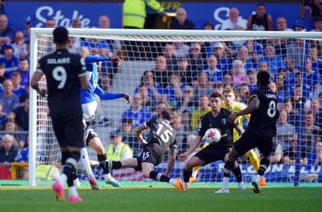 Abdoulaye Doucoure scores for Everton!