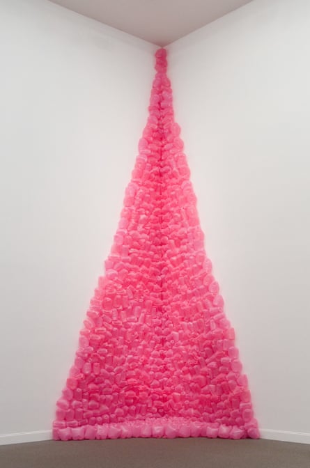 Maren Hassinger, Love (Pyramid), 2008.