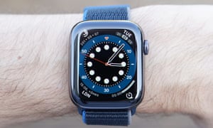 A close-u[ photograph of the Apple Watch Series 6. The new count up face resembles a dive watch with an old-fashioned bezel-based timer.