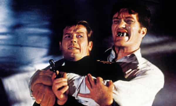 Roger Moore e Richard Kiel in La spia che mi amava.