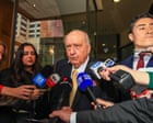 Advogados de Alan Jones alegam mandados inválidos em busca por abuso sexual