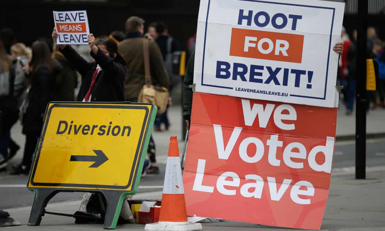 Pro-Brexit protesters rally outside parliament.