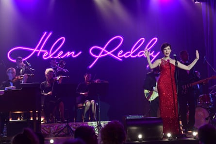 Helen Reddy depicted on stage in the film