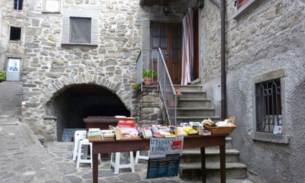 A street book stall in the town of Montereggio, Italy
