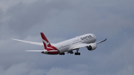 Passenger detained and banned from Qantas after allegedly biting attendant on flight from Australia to US | Qantas | The Guardian Passenger detained and banned from Qantas after allegedly biting attendant on flight from Australia to US | Qantas | The Guardian