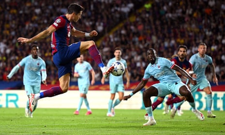 Robert Lewandowski scores fro Barcelona
