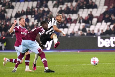 Joelinton dari Newcastle United mencetak gol kelima tim mereka dalam pertandingan tersebut dan gol keduanya melawan West Ham.