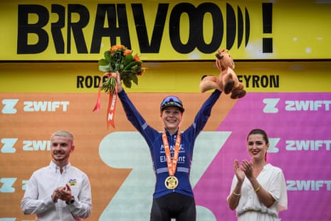 Kastelijn celebrating on the podium after winning the fourth stage of the Tour de France Femmes 2023.