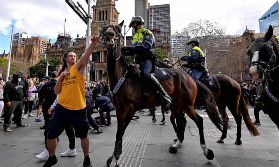 Un manifestant affronte la police montée à Sydney samedi.