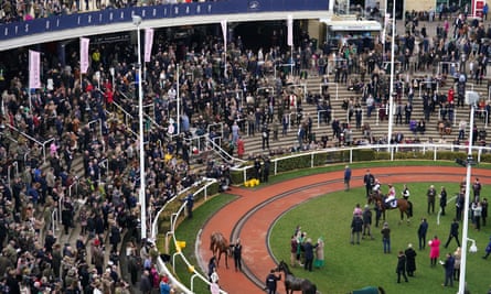 Une foule en sous-capacité regarde Bridget Andrew célébrer son triomphe du County Handicap Hurdle à bord de Faivoir