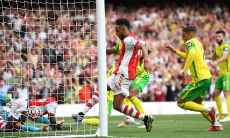 Arsenal’s Pierre-Emerick Aubameyang (centre) slots the ball home.