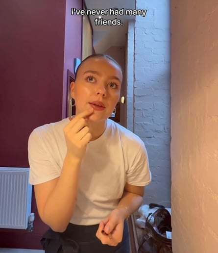 Tess Lavanda applies makeup on this social media image with the caption 'I've never had many friends'.