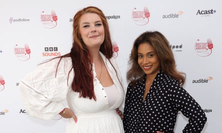 Hannah Maguire e Suruthi Bala, apresentadores da investigação sobre crimes reais sobrenaturais Filthy Ritual.