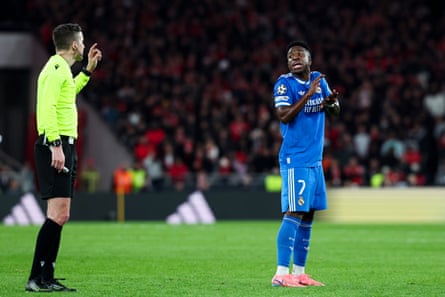 Vinícius Júnior speaks to the referee