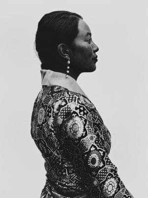 Mulher em Koto, Nepal ”É claro que as pessoas também desempenharam um papel importante, assim como em todo o meu trabalho. https://www.theguardian.com/artanddesign/gallery/2019/dec/03/hidden-by-bastiaan-woudt-in-picturesEu queria mostrar ao povo nepalês orgulho, força e sabedoria ”.