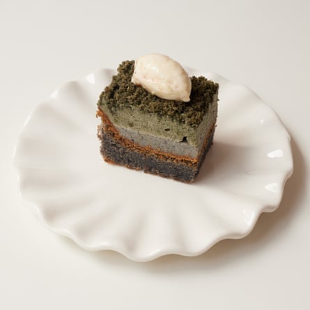 mugwort and achromatic sesame cake