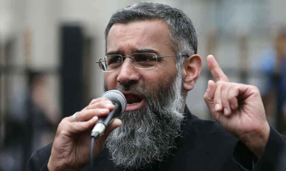 Anjem Choudary preaches in the street in 2015