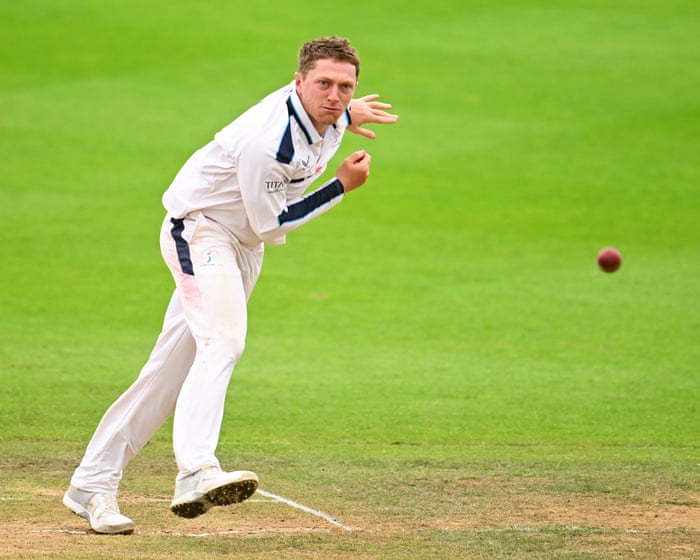 Surrey v Warwickshire, Somerset v Yorkshire and more: county cricket – live