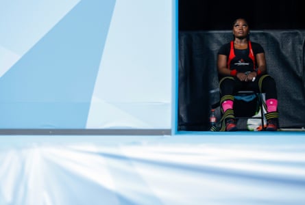 Maya Laylor de Canadá se recompone en la entrada al escenario justo antes de salir a levantar y ganar el levantamiento de pesas femenino de 76 kg.