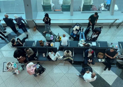Pasagjerët flenë ndërsa presin fluturimin e tyre pasi përmbytjet shkaktuan vonesa në Dubai International