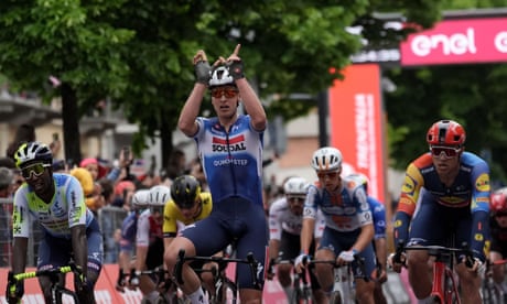 Merlier wins Giro d’Italia stage three as Pogacar and Thomas surge falls short